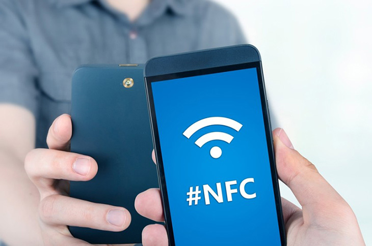 2 thiết bị NFC được chạm vào nhau
