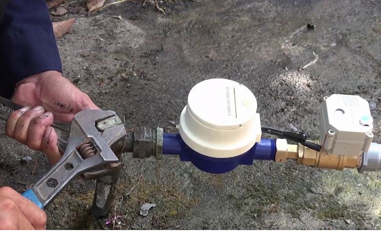 Can thiệp vào đường ống nước trước đồng hồ đo