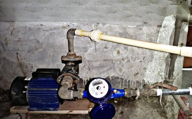 Lỗi lắp đặt đồng hồ nước quá gần máy bơm