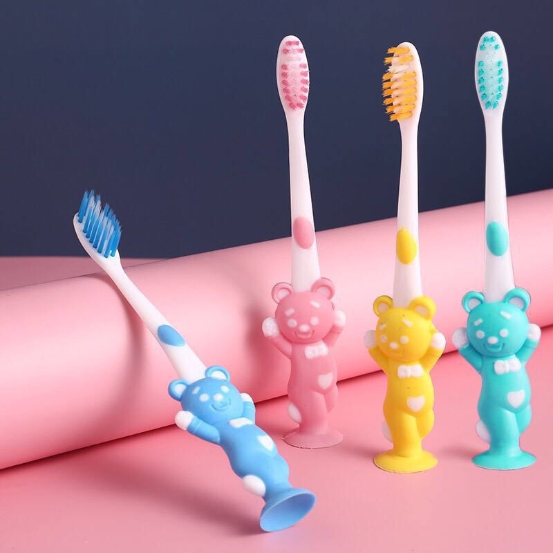 Bạn có thể mua bàn chải với nhiều màu sắc và hình dạng khác nhau mà bé thích, nhưng hãy ưu tiên những loại mềm nhất!