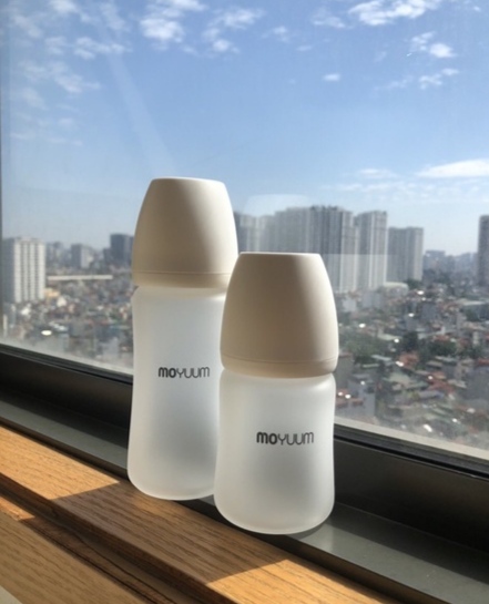 Bình sữa thủy tinh tráng silicon Moyuum Hàn Quốc 150ml (được chọn núm)