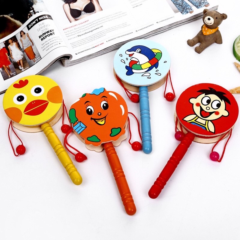 Trống lắc gỗ hình con vật phát tiếng kêu kích thích phát triển vận động và giác quan của bé (đồ chơi lục lạc)