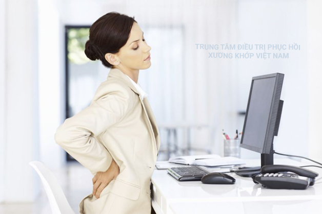  Dùng ghế văn phòng thẳng để giúp cột sống luôn thẳng
