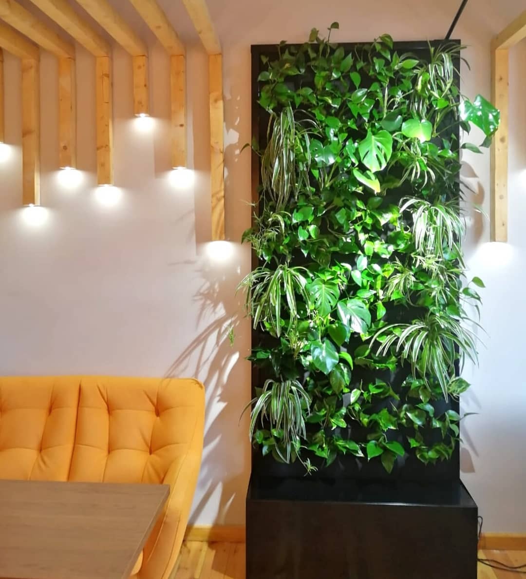 Tiểu cảnh ốp tường mang màu xanh vào không gian sống