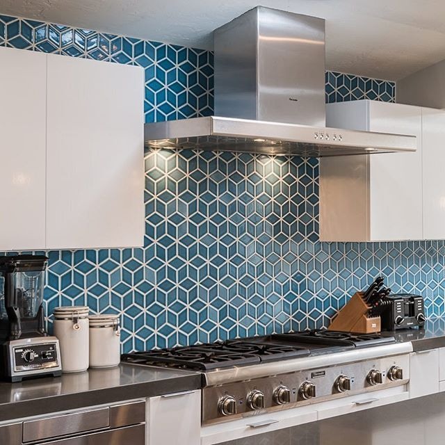 Backsplash op tuong hoa tiet hinh hoc phu toi tan tran nha