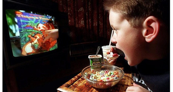 Những ảnh hưởng và tác hại của trẻ khi xem tivi quá nhiều