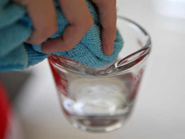 Hướng dẫn vệ sinh màn hình tivi đúng cách