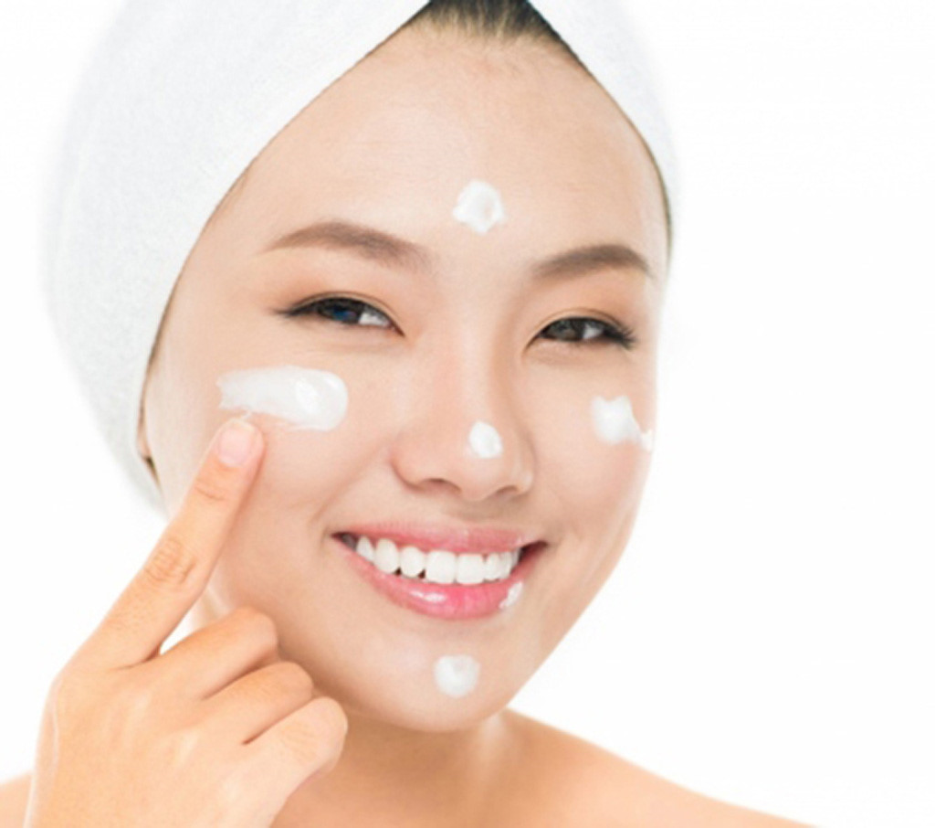 Kết quả hình ảnh cho bôi kem dưỡng