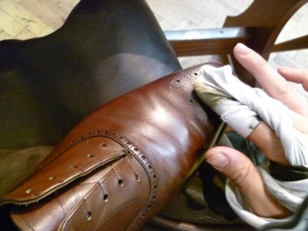 Tự học cách đánh xi cho giày da bóng mới Binhtay.com.vn