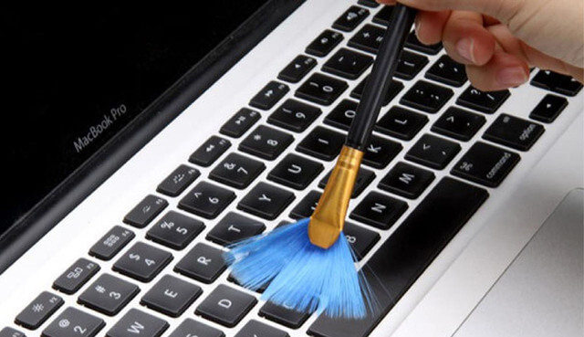 Bàn phím laptop không gõ được có thể là do bám bụi bẩn