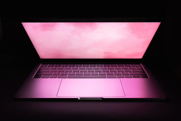 Gập laptop mà không tắt máy giúp tiết kiệm thời gian