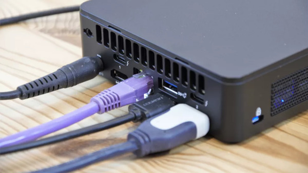 Mặt sau NUC 13 Pro có nhiều cổng kết nối