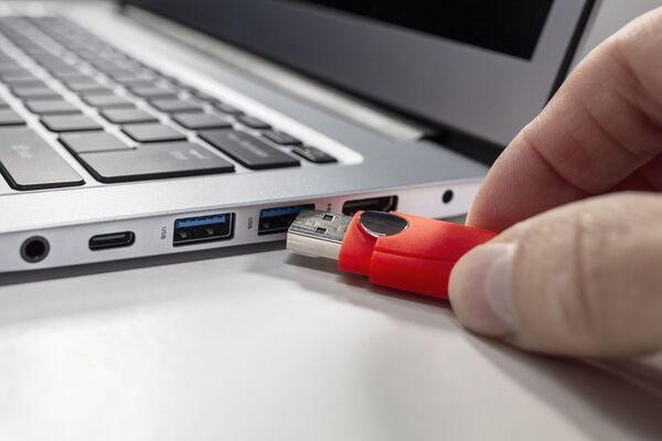 Tặng USB phục vụ công việc