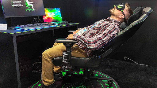 Tư thế ngồi được hỗ trợ tốt hơn nhờ tay vịn 4D và ngả lưng sâu