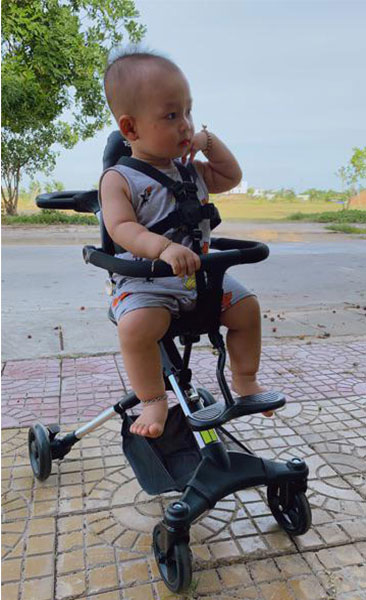 Bé ngồi xe đẩy du lịch tomorrow rất thoải mái và chắc chắn