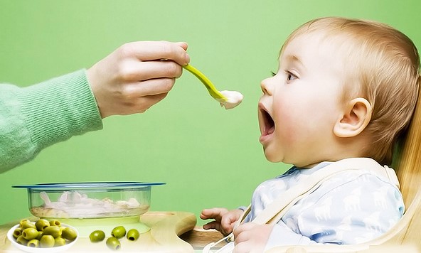 Cung cấp đầy đủ dưỡng chất cho trẻ