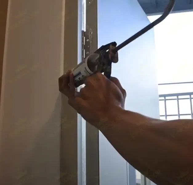 Quy trình trám keo silicon chống cháy cho khung bao cửa chống cháy lan