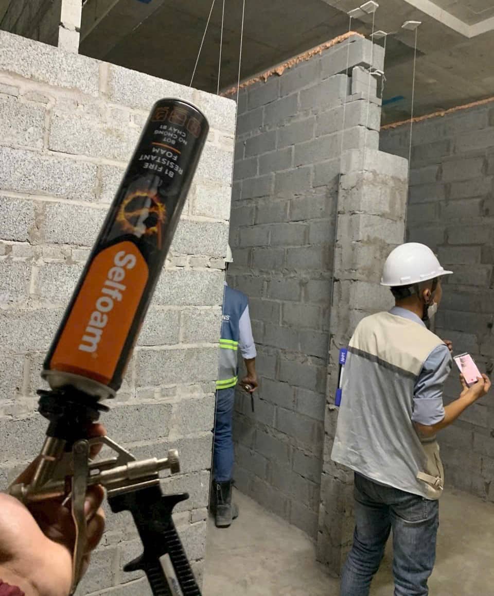 Hình ảnh thi công bơm keo bọt foam nở chống cháy Selfoam B1 750ml