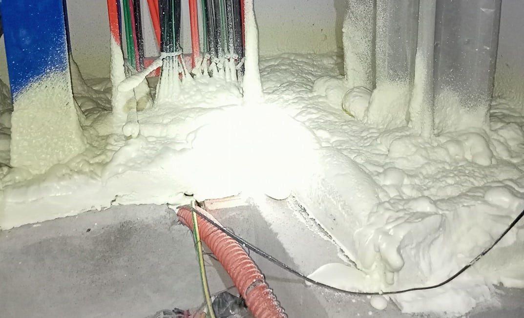 Trám keo bọt nở chống cháy cho hộp kỹ thuật điện nước