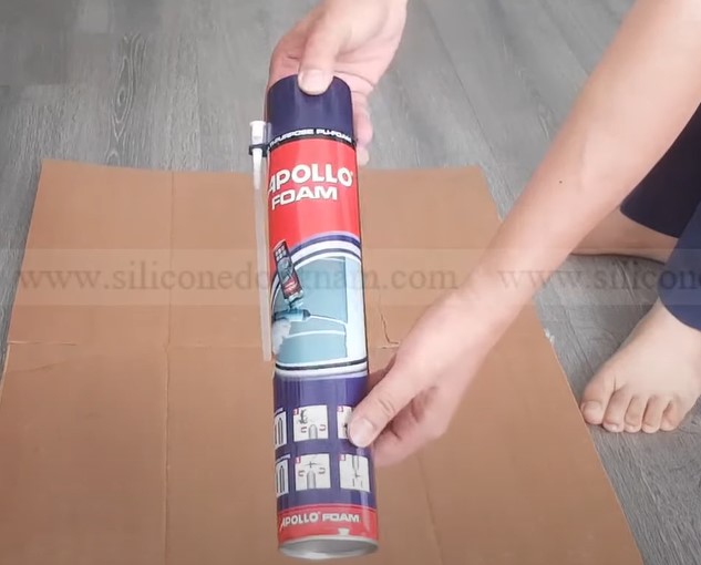 Lắc chai keo Apollo foam trước khi sử dụng