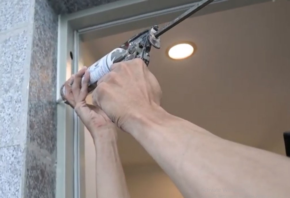 Trám keo silicone chống cháy vào khung bao cửa chống cháy