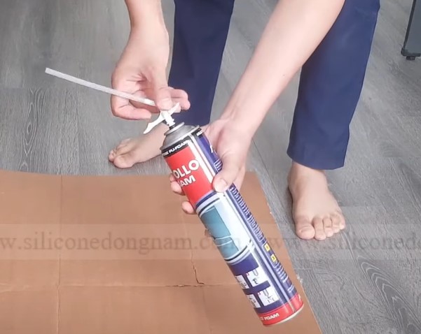 Vặn vòi phun vào chai keo Apollo foam