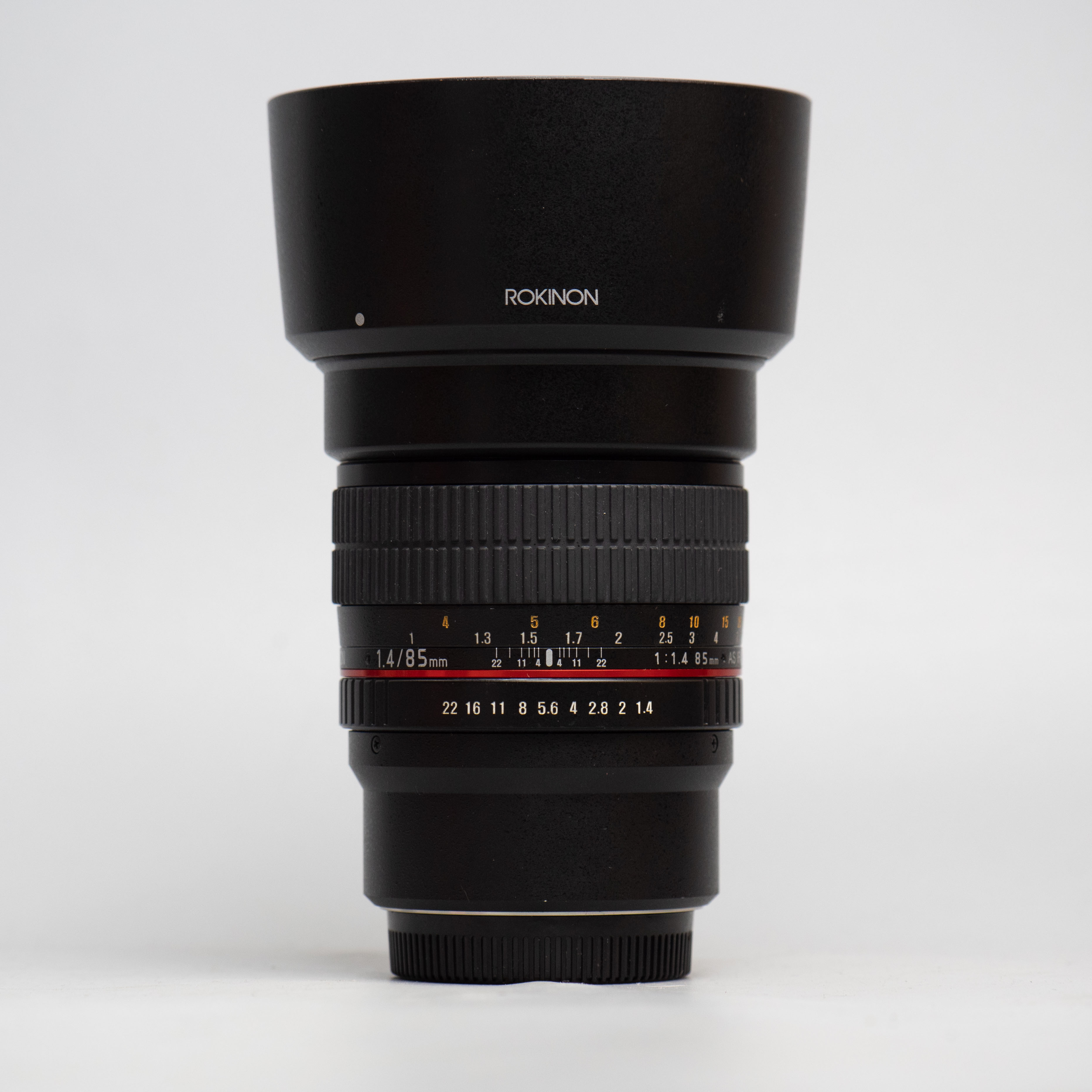 rokinon-samyang-85mm-f1-4-mft-85-1-4-20550