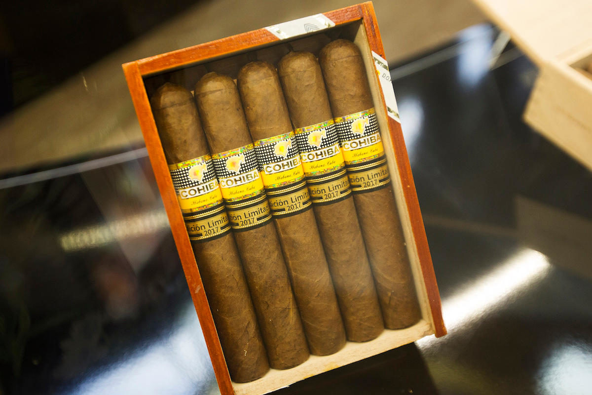Mách bạn địa chỉ cung cấp xì gà Cohiba chuẩn giới sành chơi hay ghé