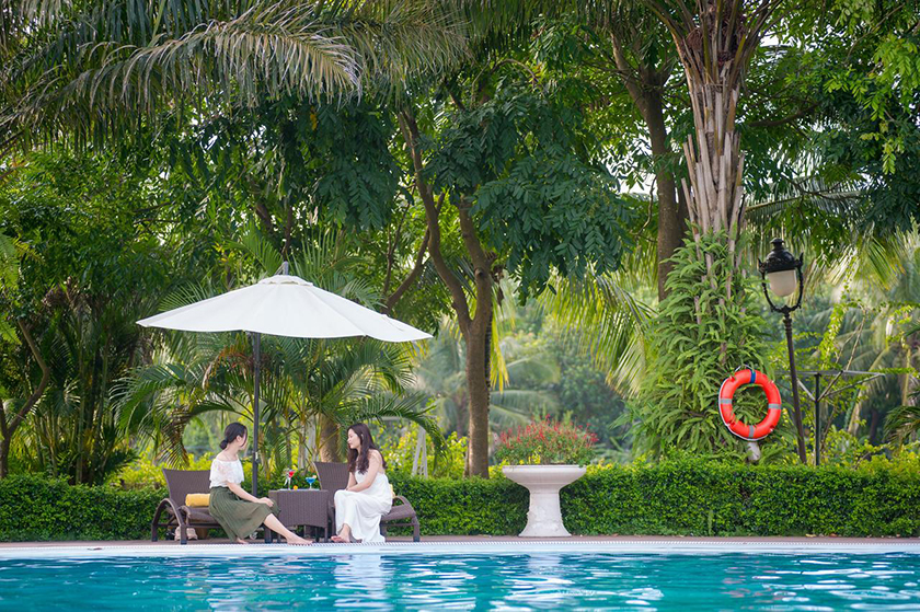 Thư giãn bên hồ bơi ngoài trời tại FLC Vĩnh Phúc