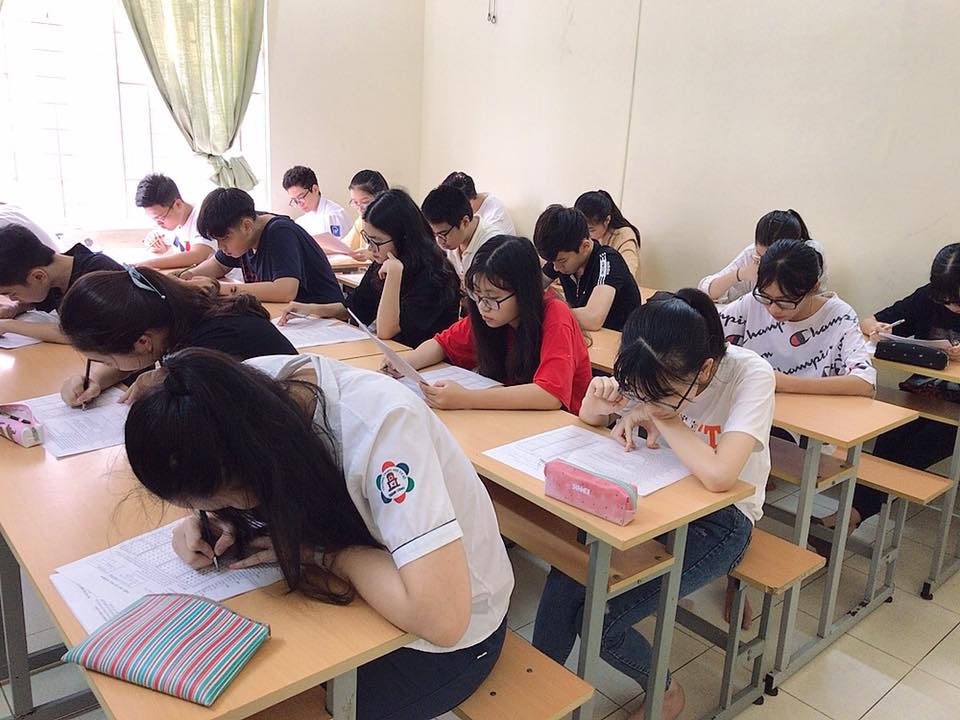 Học sinh tới thi thử tại Fermat Education đông không ngờ dù nghỉ lễ