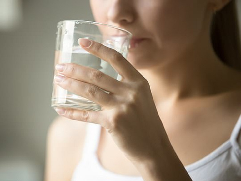 uống nước lọc giúp giải nhiệt cơ thể