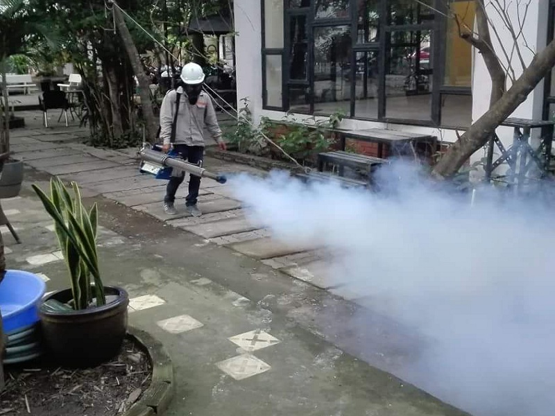Phun thuốc diệt ruồi, muỗi tại nhà hàng, khách sạn