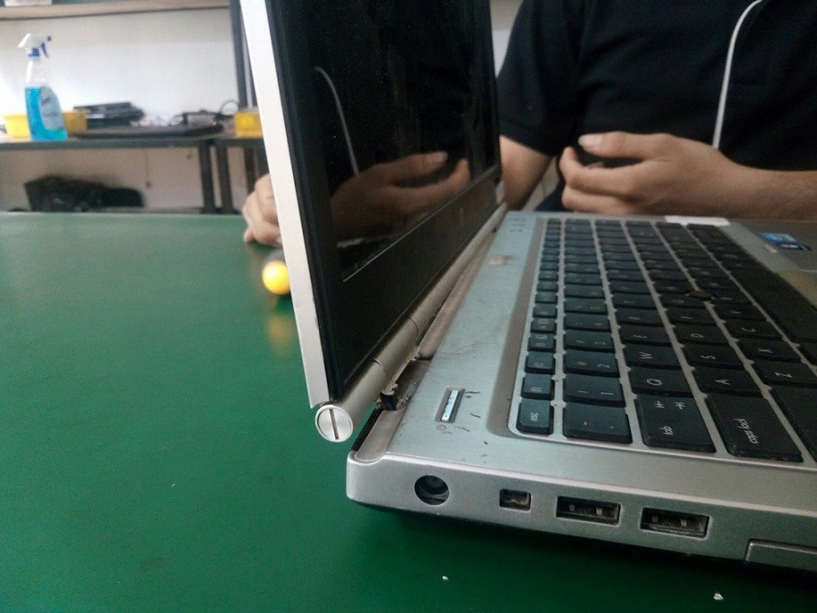Cách xử lý tình trạng gãy bản lề laptop ASUS hiệu quả nhất? Nguyên nhân, cách phòng tránh