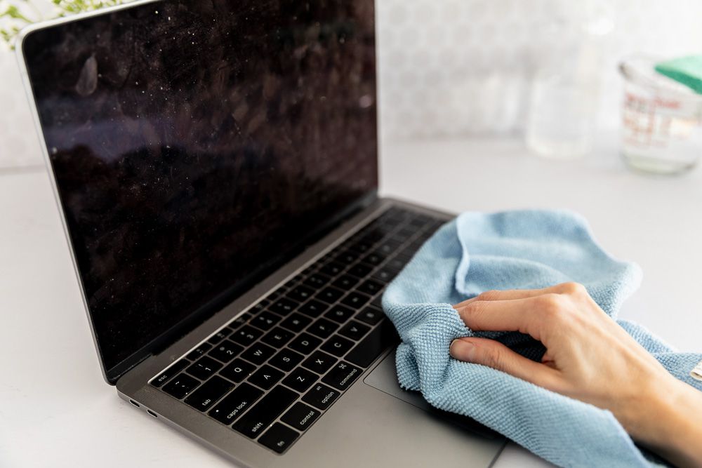 Vệ sinh màn hình Laptop