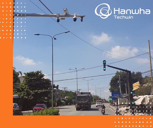 Không nên lắp đặt camera ngoài trời gần các cột thu lôi, chổng sét, cột điện