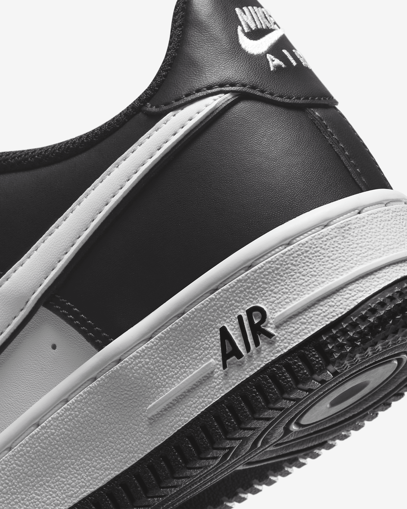 Air Force 1 LV8 ‘Panda’ DV1621-001 