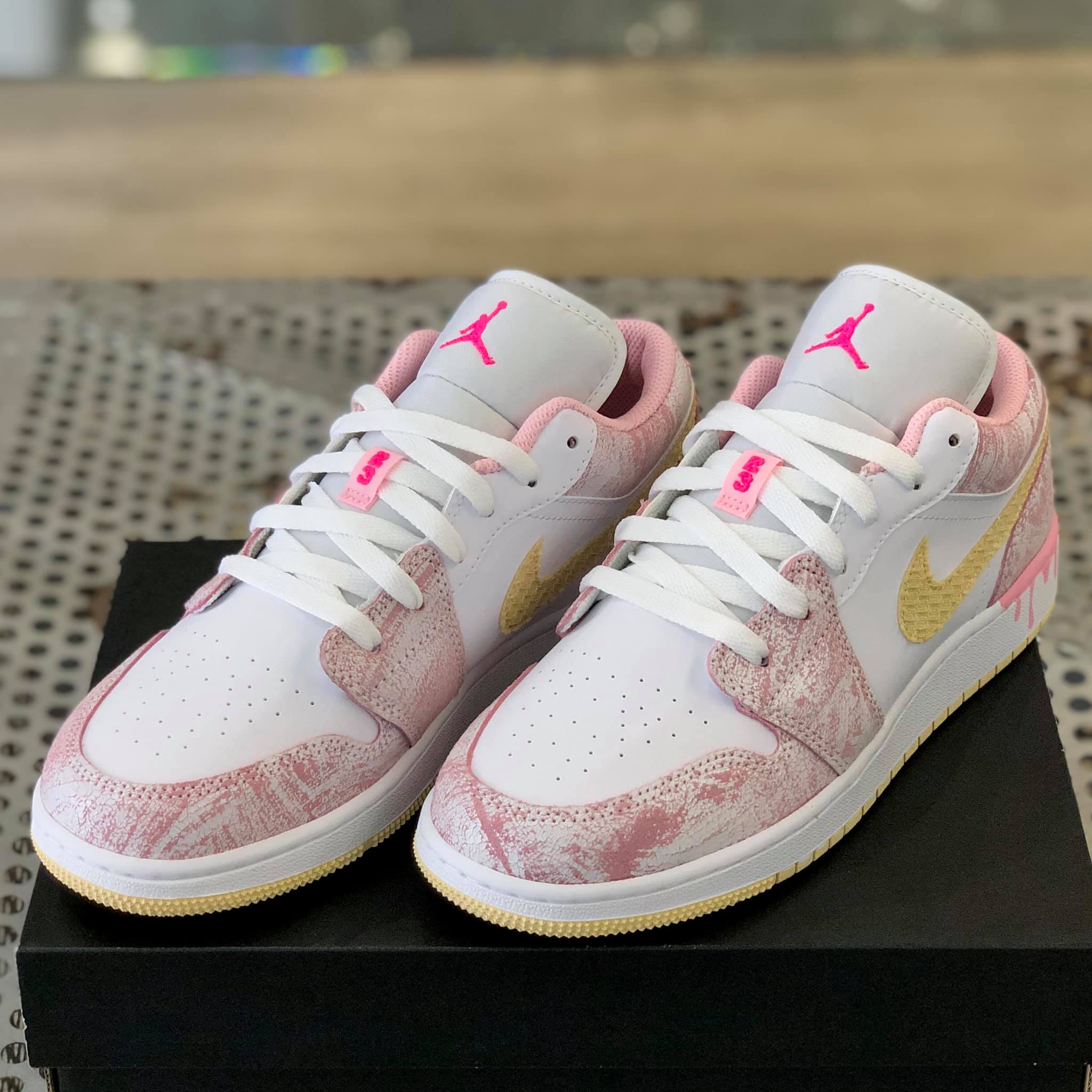 air jordan low strawberry ice cream