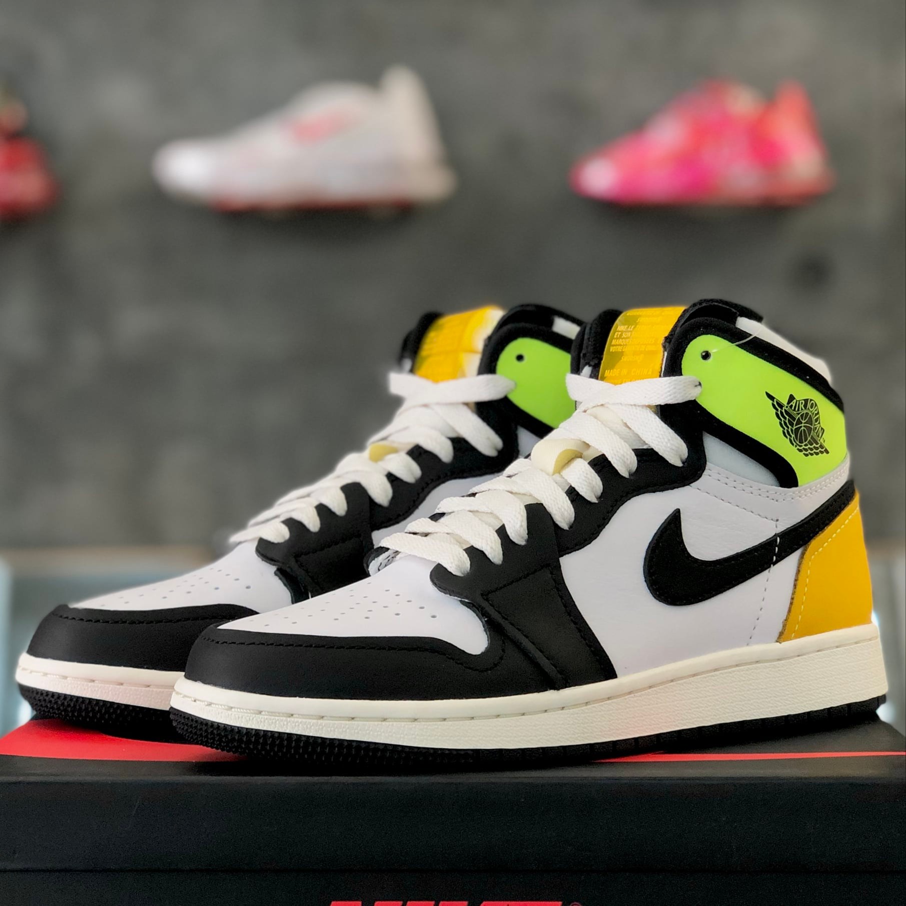 NIKE AIR JORDAN RETRO HIGH OG 'VOLT' 555088 118