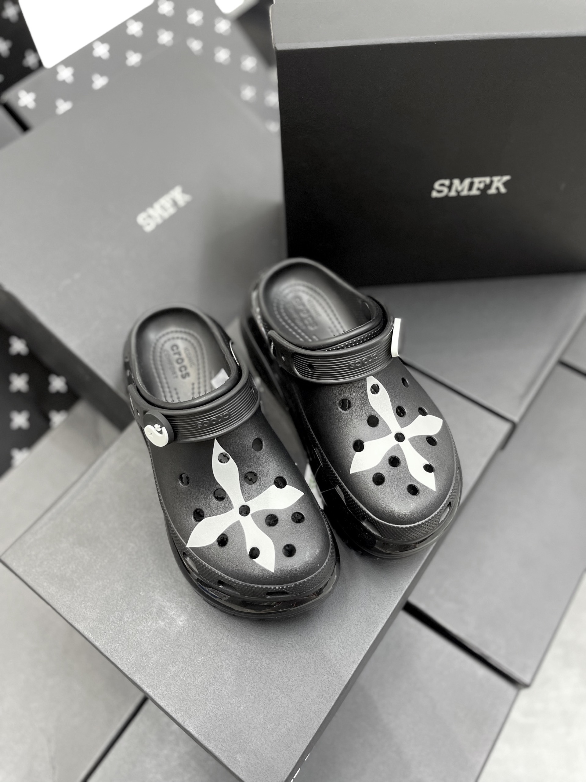 Dép SMFK X CROCS CROSS CLOG Black & White – Uspox - Siêu thị giày