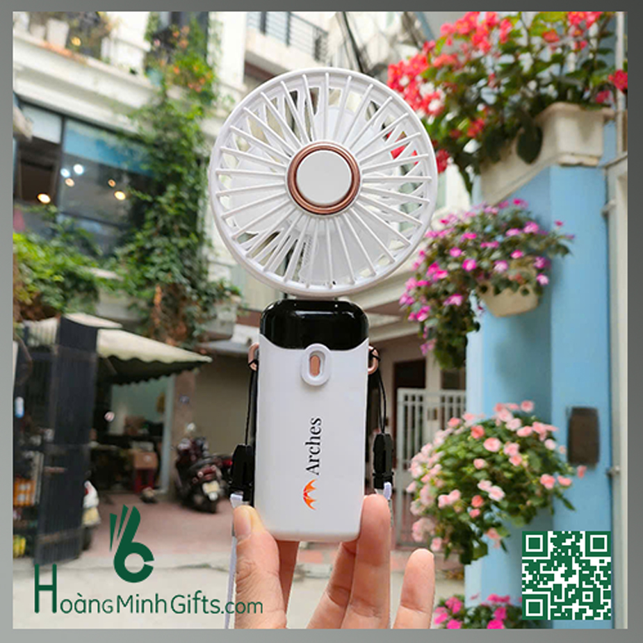 quat-cam-tay-fan-led-digital-khach-hang-arches