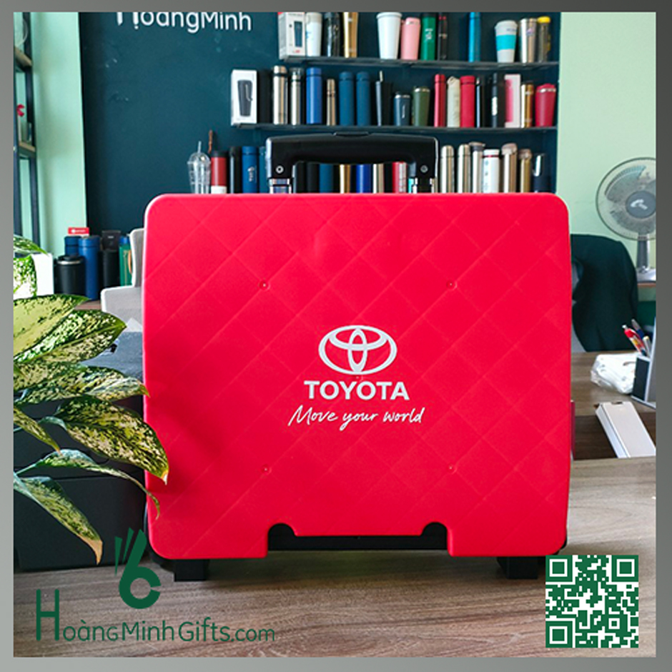 thung-dung-do-co-quai-keo-khach-hang-toyota