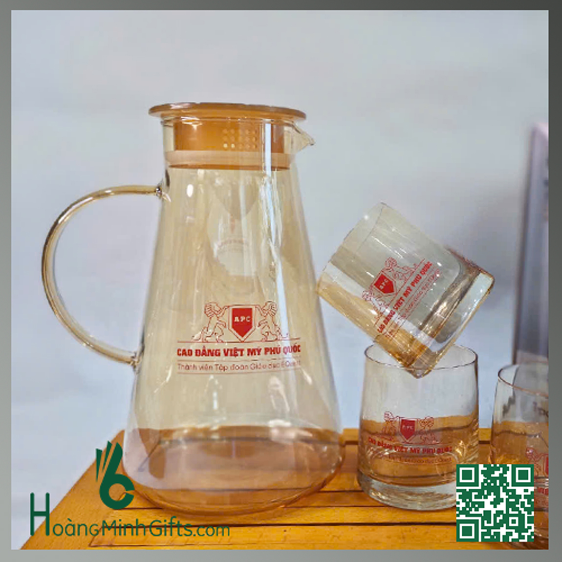 bo-coc-thuy-tinh-khach-hang-cao-dang-viet-my