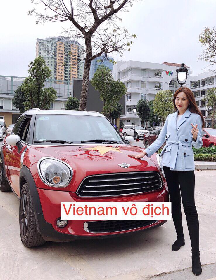 Dán tem decal nhựa hình  ngôi sao vàng trang trí xe ô tô