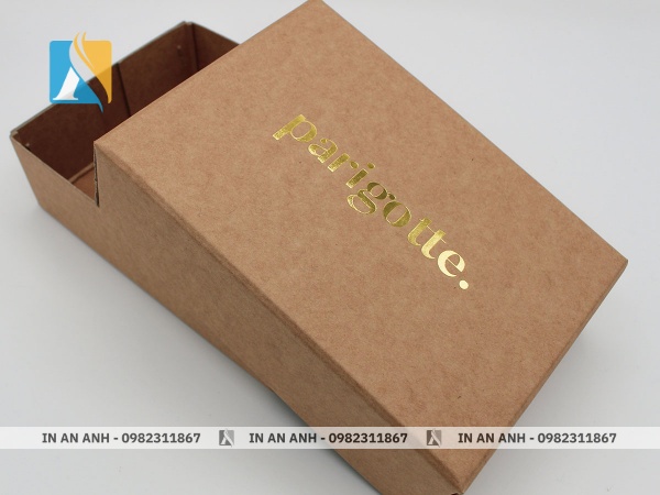 Ép nhũ sẽ dùng nhiệt độ và áp lực để ép một lớp nhũ kim loại lên các bề mặt như giấy