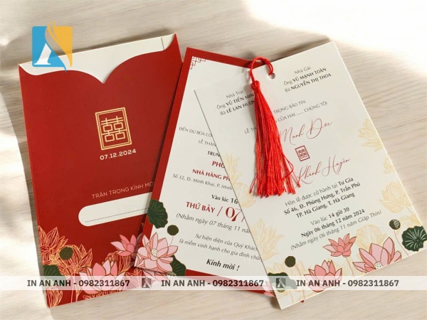 Màu đỏ và hồng được in nổi bật trên giấy in thiệp cưới chất liệu Couche