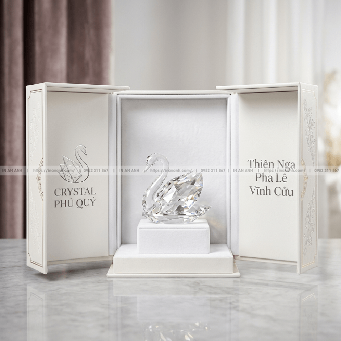Hộp cứng đựng pha lê cánh bướm khay nhung trắng