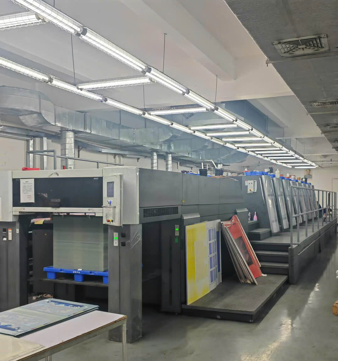 Máy in offset nhiều màu đang vận hành tại xưởng In An Anh