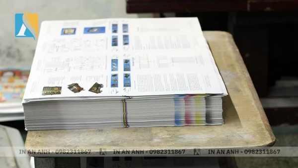 Các tờ in sau khi ra khỏi máy được xếp ngay ngắn 