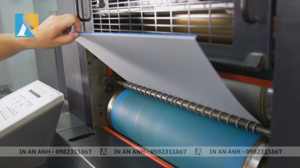 Lắp tấm cao su (blanket) vào trục cao su của máy in offset