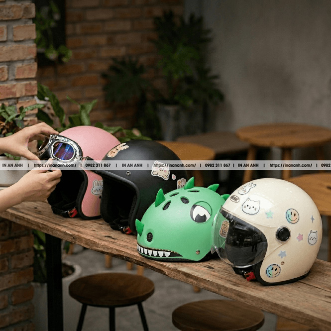 In sticker mũ bảo hiểm sang trọng và hiện đại
